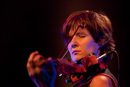Photo, Cecile Broche au violon electrique